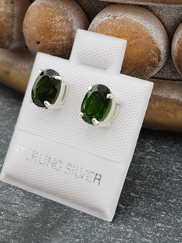 Chrome Diopside Prong Set